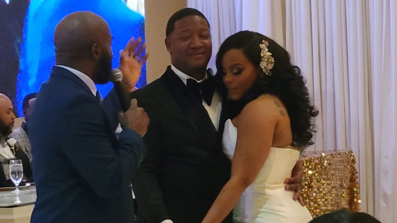 yung joc got married to kendra robinson.