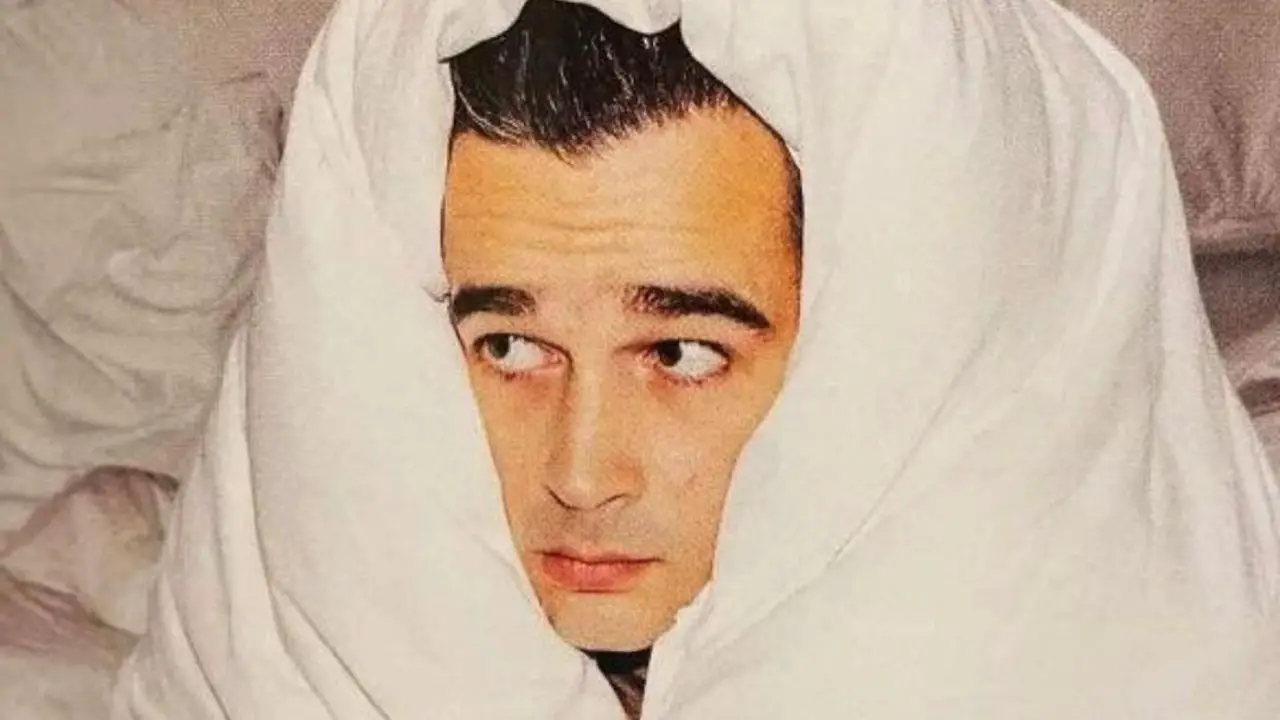 is the 1975 lead singer gay? Matthew Healy is straight.