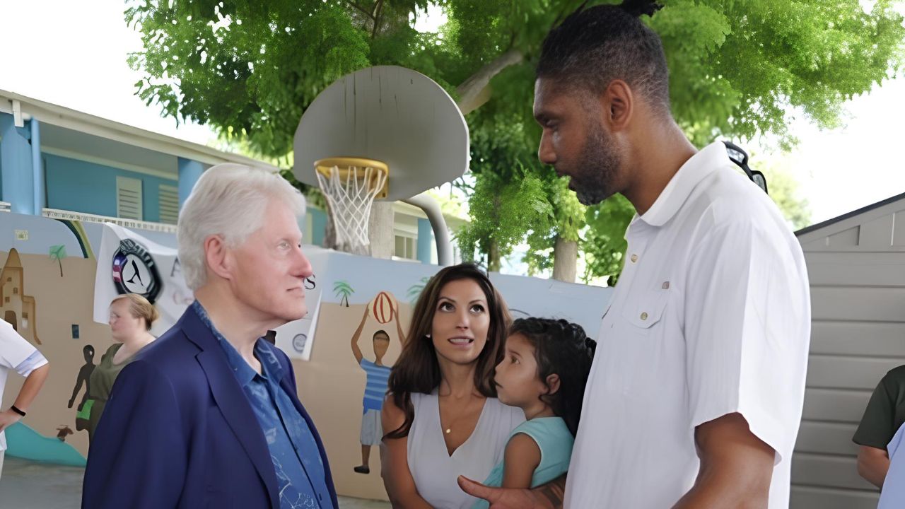 Tim Duncan, his girlfriend, Vanessa, and daughter, Quill, with Bill Clinton.
